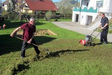 Fotos (von Wilhelm Frickh): Vor dem Anbau der Blumenwiese wurde der Boden vorbereitet. Othmar Stiegler und Roman Schierlinger.