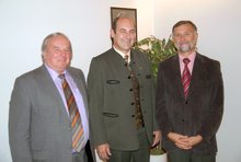 Foto (von Gerhard Huber): Altbürgermeister Franz Sieberer, Bürgermeister Johann Baumann, Bezirkshauptmann Dr. Martin Gschwandtner 
