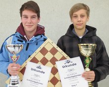 Die beiden siegreichen Schachspieler des TSV Frankenburg/Sektion Schach (v.l.): Fabian Burrer (1.Platz U14) und Elias Heinrich (1.Platz U16)