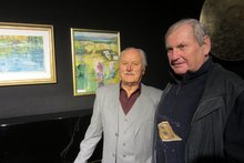 Foto (von Wilhelm Frickh): Kurt Bauernfeind vor seinen Aquarellen. Hier mit Baumeister Norbert Schmid bei der Ausstellungseröffnung.