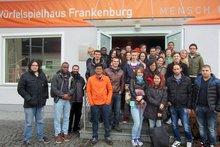 Foto (von Wilhelm Frickh): Die internationale Studiengruppe der Kepler-Universität vor dem Würfelspielhaus Frankenburg.