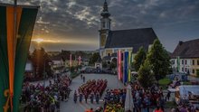 62 Musikkapellen marschierten auf und gratulierten Atzbacher zum Jubiläum am Mittwoch, 24. Juni 2015