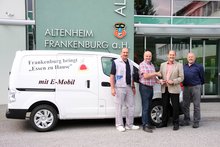 Foto (von Gemeinde): Das neue E-Mobil von „Essen zu Hause“ mit Günther Hunara, Norbert Brettbacher, Bürgermeister Kons. Hans Baumann und Willi Stallinger.