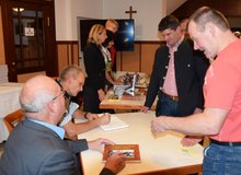 Foto (von Herbert Steinhuber): Altbürgermeister Kons. Martin Kaiser und Willi Frickh signierten das neue Buch für den Redleitner Bürgermeister Michael Altmann