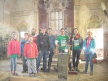 Foto (von Silvia Puffer): Die Jugendgruppe der FF Badstuben und Jugendleiter Bernhard Witas räumten beim Projekt 72h ohne Kompromiss die Friedhofkirche in Frankenburg auf.