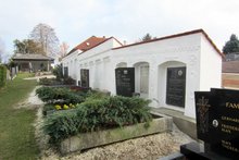 Der denkmalgeschützte Teil der alten Friedhofsmauer wurde erhalten und aufwändig restauriert.