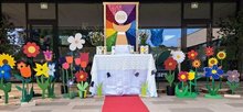 Kinderliturgiekreis gestaltete Altar mit Blumen am Dienstag, 13. Juni 2023, Copyright siehe www.meinbezirk.at