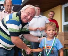Altbürgermeister Franz Sieberer bei der Siegerehrung zum Würfelspiellauf 2011