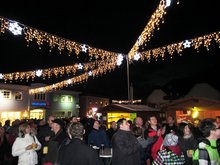 Foto (von Wilhelm Frickh): Viele bestaunten die neue Weihnachtsbeleuchtung beim ersten Lichterfest.