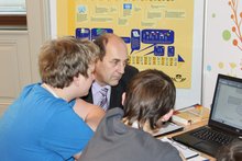 Bürgermeister Johann Baumann verfolgt die Arbeitsschritte der SchülerInnen beim Erstellen der Zeitung und des Radioberichts am Montag, 27. Januar 2014