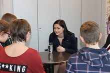 Foto von Markus Vogtenhuber: Die SchülerInnen interviewen die Nationalratsabgeordnete Daniela Holzinger.